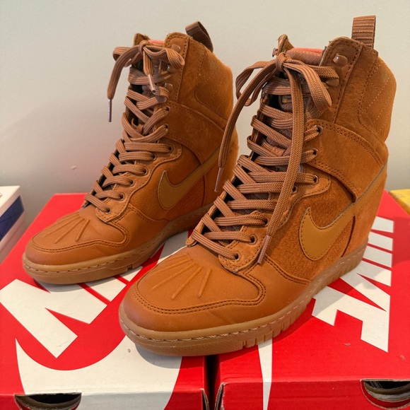 Nike Brown Women's Dunk Sky Hi 2.0 Sneakerbootb Tawny Gum 684954 200 6.5 EUC - Picture 2 of 8